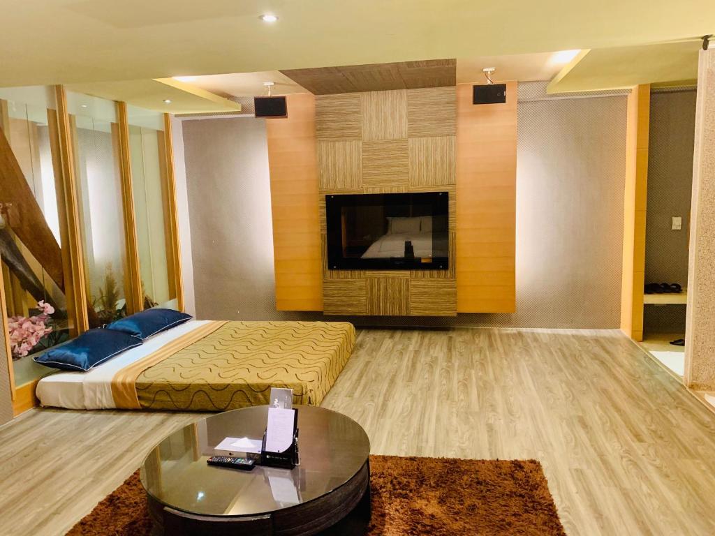 Her Home Spa Motel Chiayi - Sala Quadruplicada Padrão