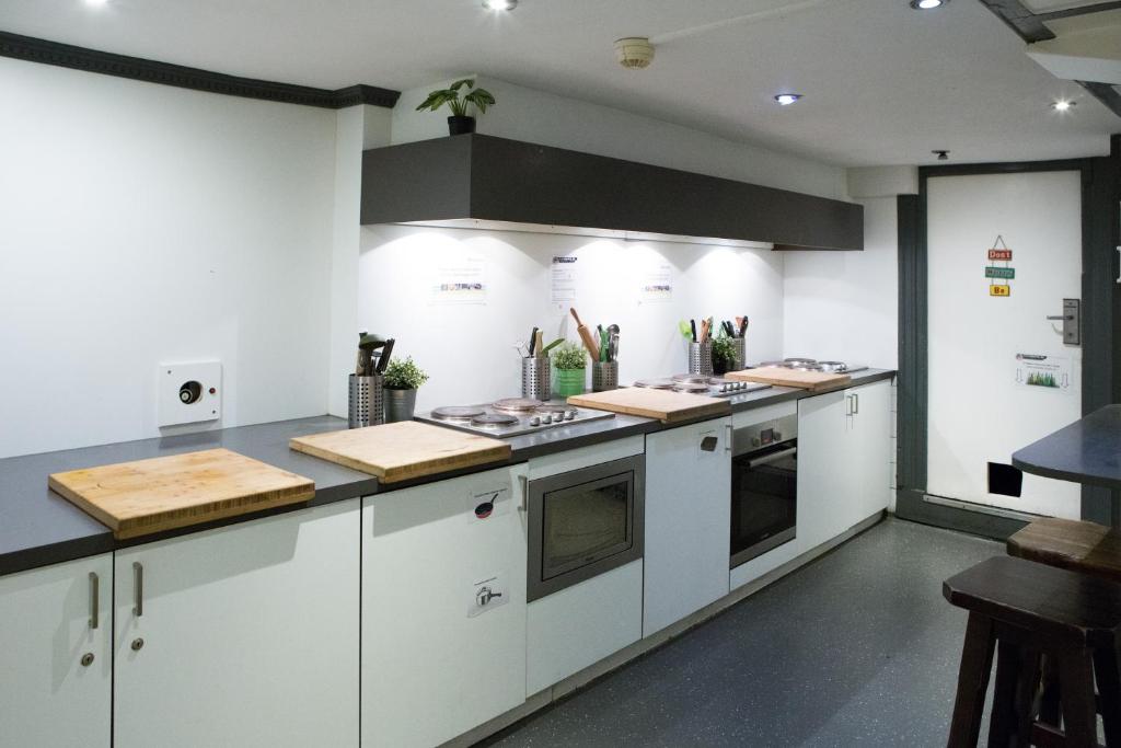 una grande cucina con armadietti e elettrodomestici bianchi di The Flying Pig Downtown ad Amsterdam