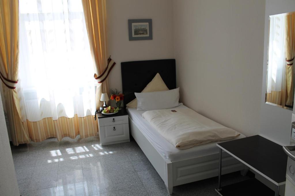 Postel nebo postele na pokoji v ubytování Hotel Am Schloss Biebrich