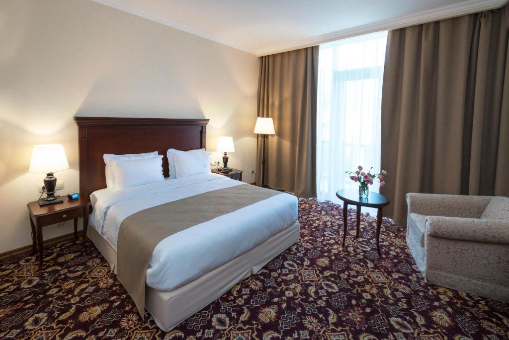 Postel nebo postele na pokoji v ubytování Ani Grand Hotel Yerevan