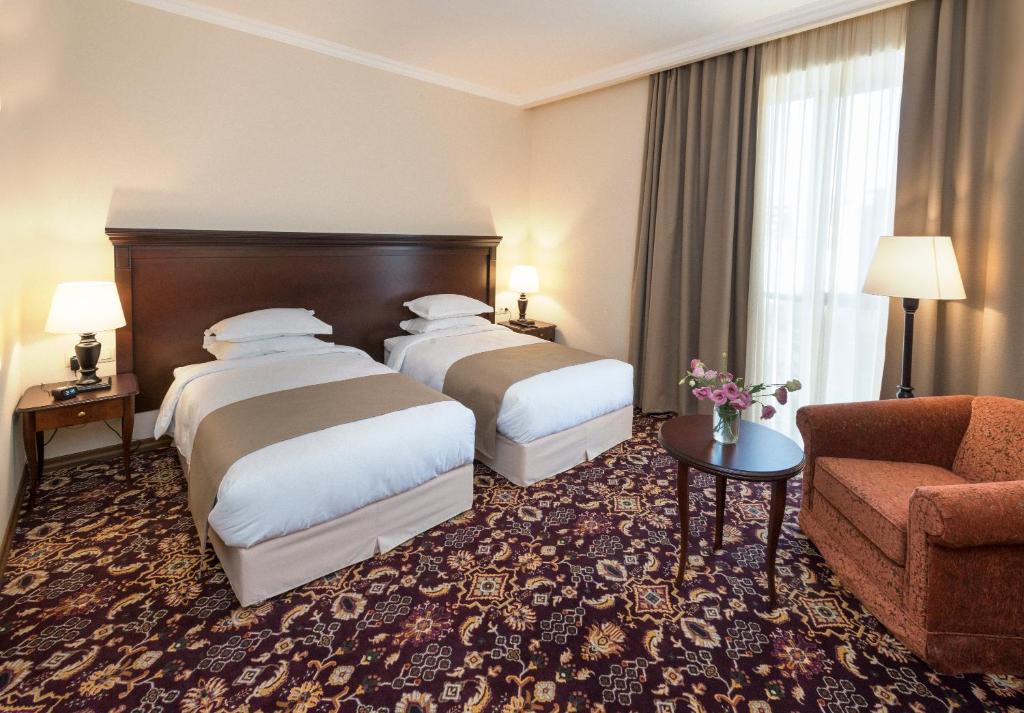 Postel nebo postele na pokoji v ubytování Ani Grand Hotel Yerevan