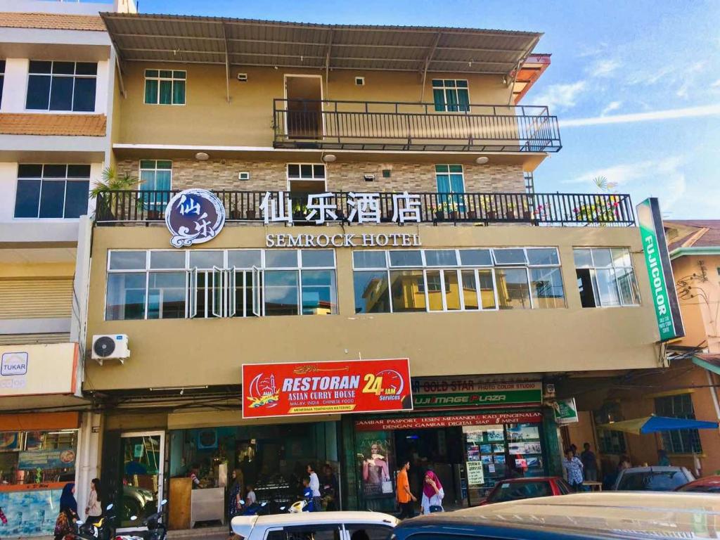 een groot gebouw met een bord voor een restaurant bij Semrock Hotel 仙乐酒店 in Semporna