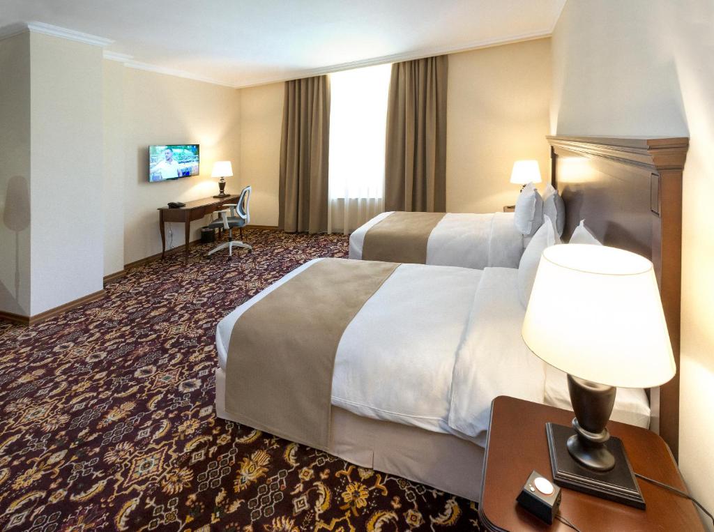Postel nebo postele na pokoji v ubytování Ani Grand Hotel Yerevan