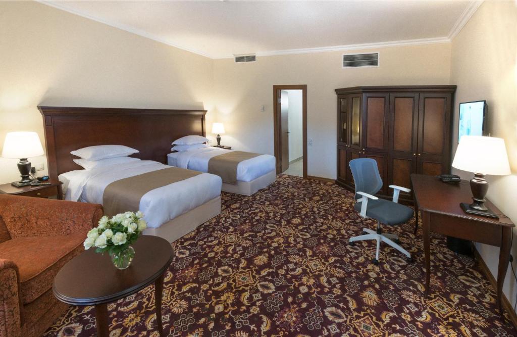 Postel nebo postele na pokoji v ubytování Ani Grand Hotel Yerevan
