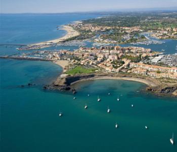 une vue aérienne d'un port avec des bateaux dans l'eau dans l'établissement studio Cap D'adge, au Cap d'Agde
