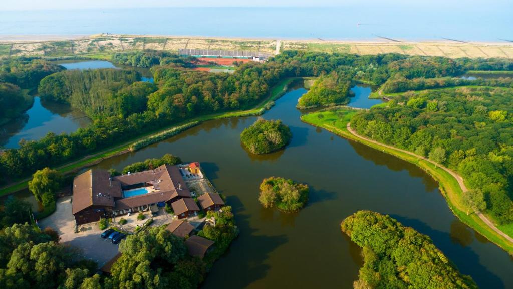 uma vista aérea de uma casa no meio de um rio em Swaenenburgh em Vlissingen
