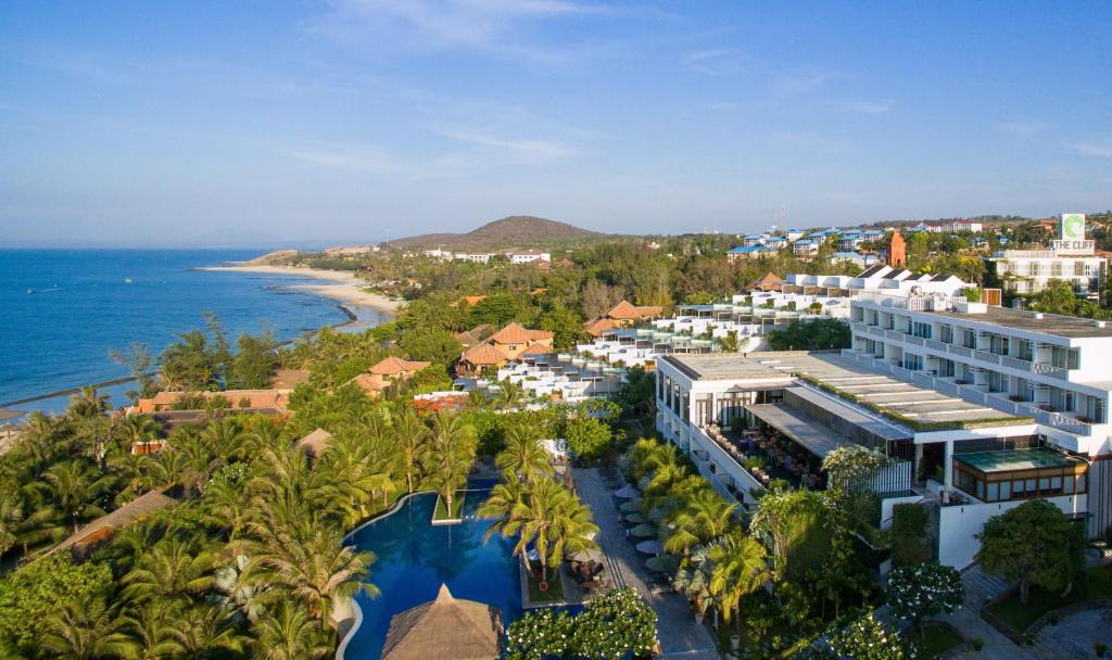 una vista aérea de un complejo y del océano en The Cliff Resort & Residences en Mui Ne