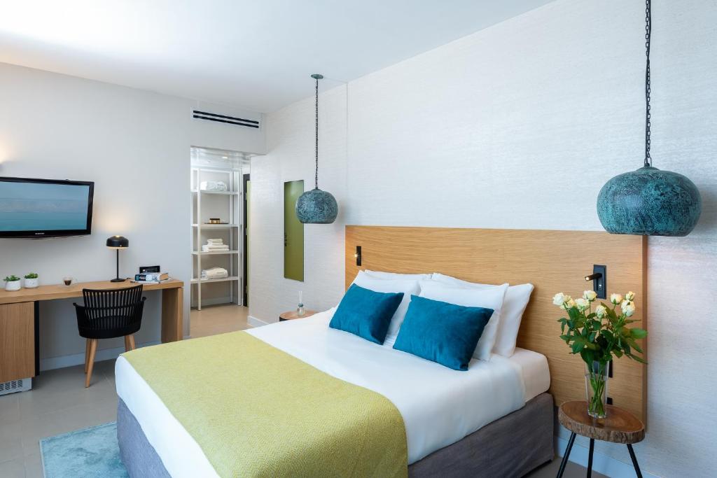 Postel nebo postele na pokoji v ubytování Prima Galil Tiberias Hotel