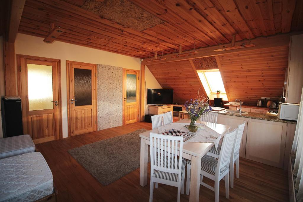 Kuchyň nebo kuchyňský kout v ubytování Põhja Tooma majutus