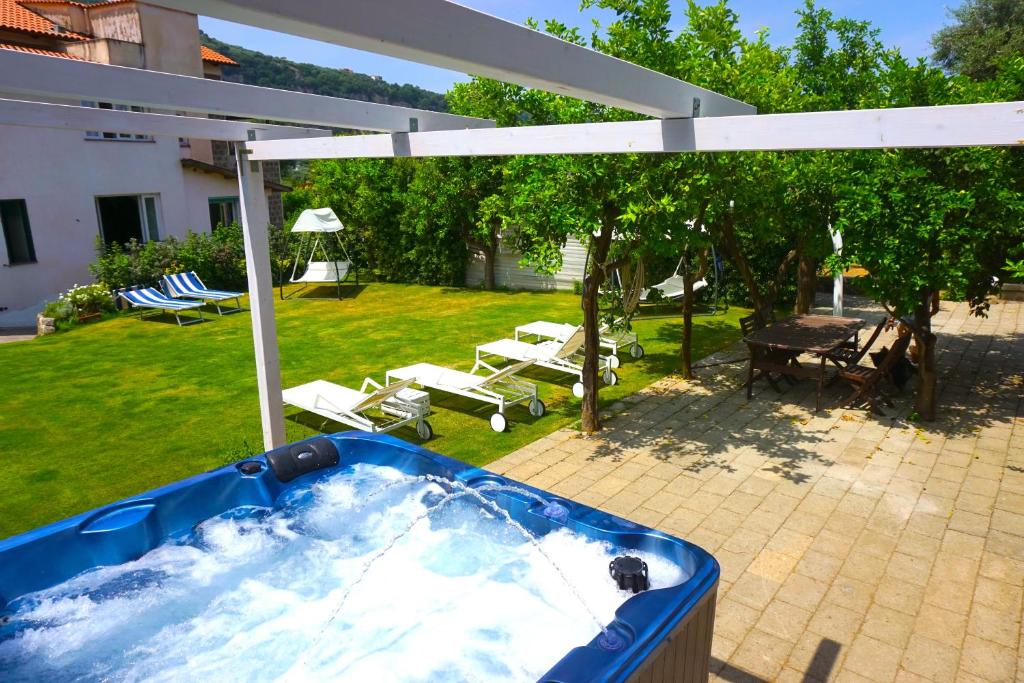 een jacuzzi in een tuin naast een patio bij Lemon Factor Sorrento in Sorrento