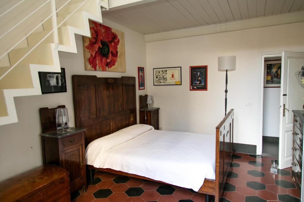 - une chambre avec un lit et une tête de lit en bois dans l'établissement Cosy Cottage, à Florence