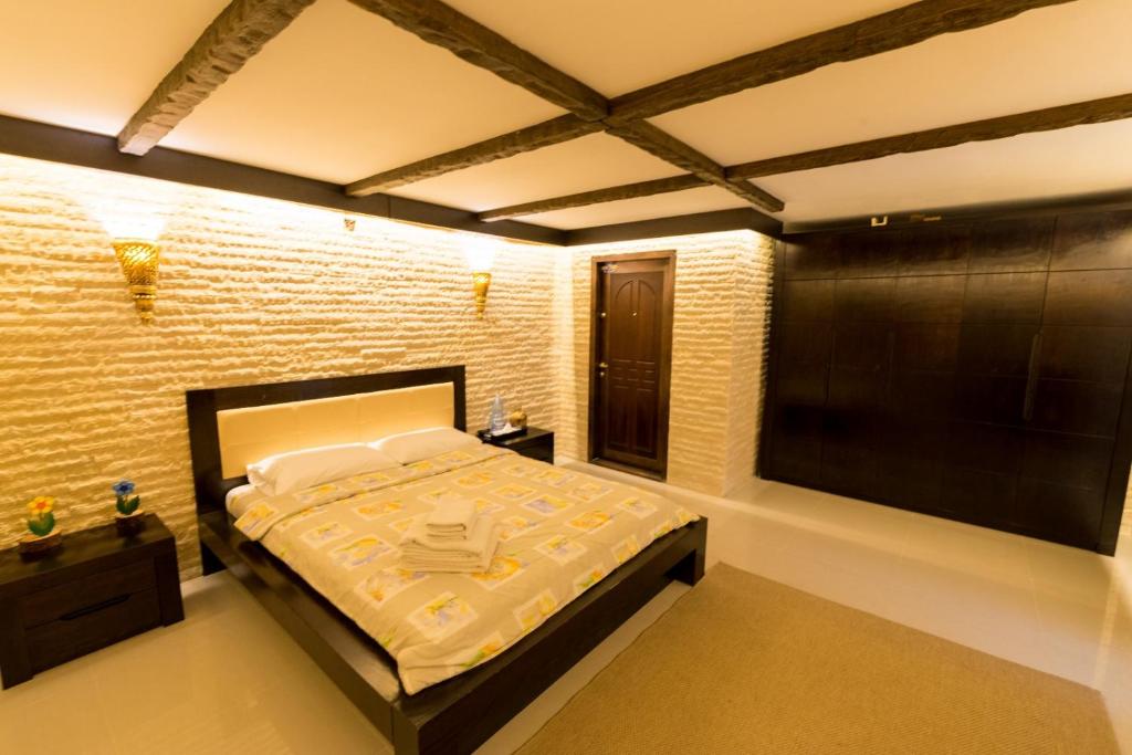 a bedroom with a bed and a flat screen tv at Ozana apartament in Constanţa