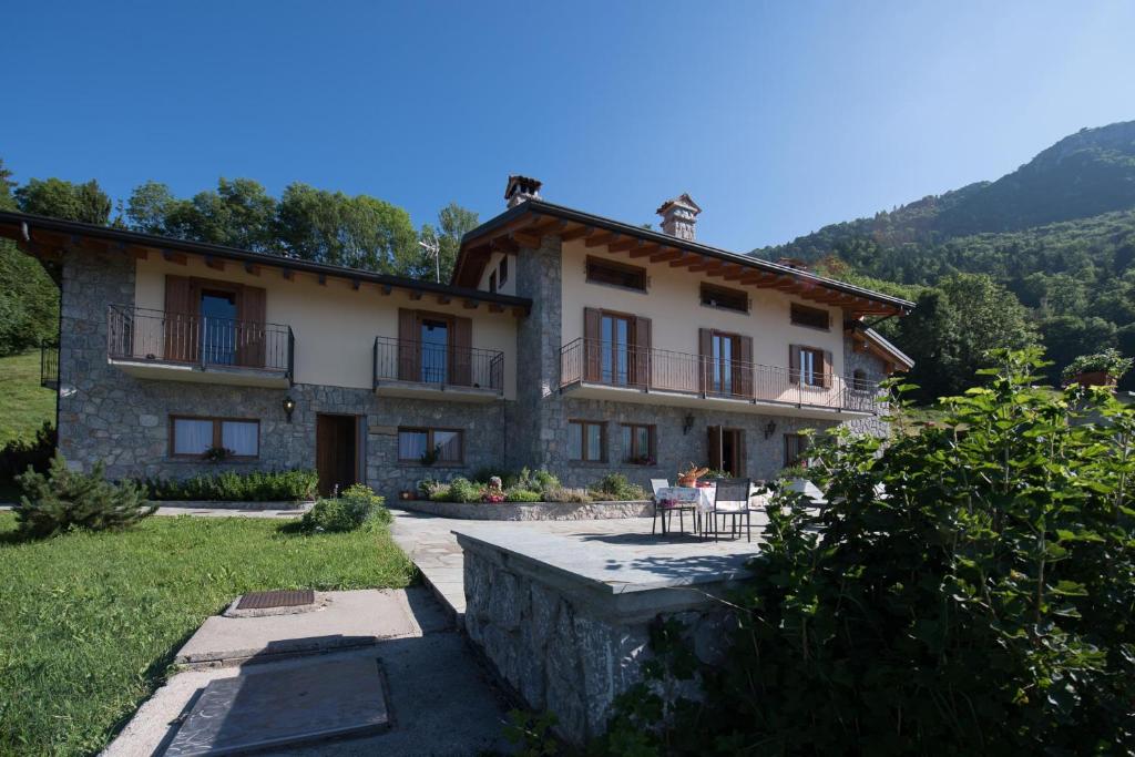 a large house with a table in front of it at Agriturismo Trapletti in Serina