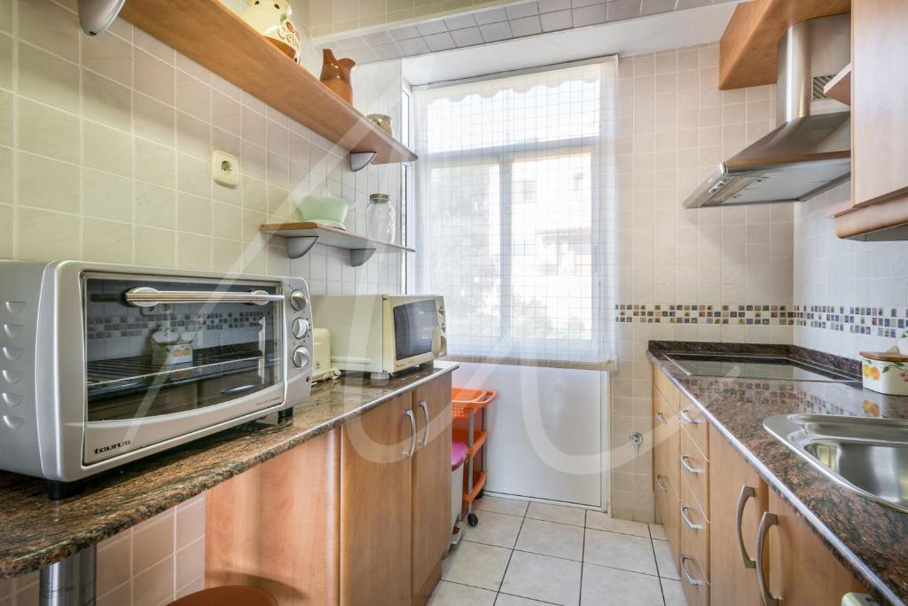 Kuchyň nebo kuchyňský kout v ubytování Antora B by SeaMount Rentals
