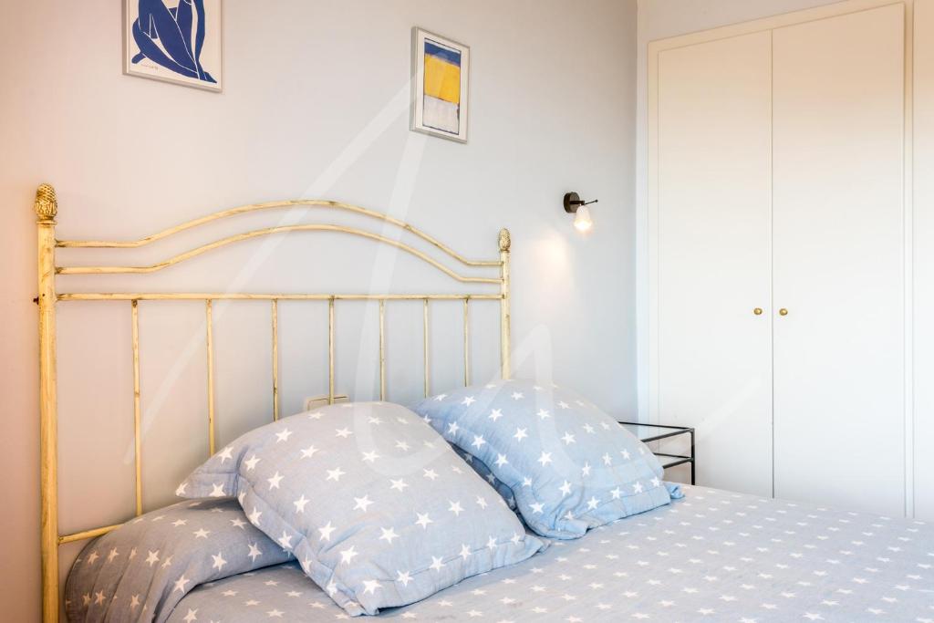 Postel nebo postele na pokoji v ubytování Antora B by SeaMount Rentals