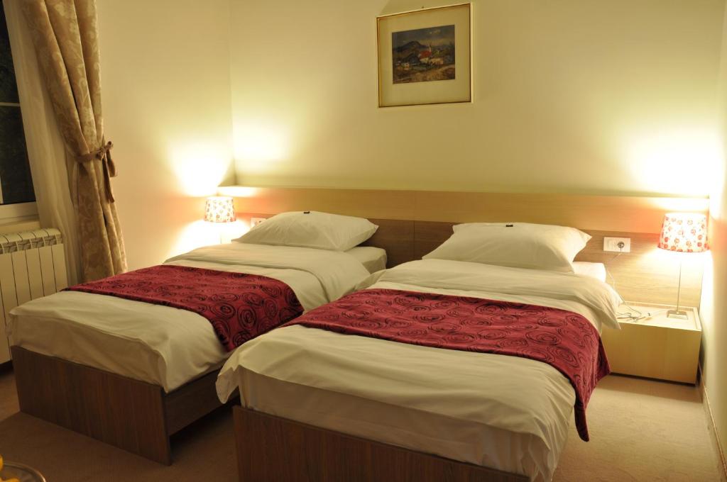 Postel nebo postele na pokoji v ubytování Apartments Legacy