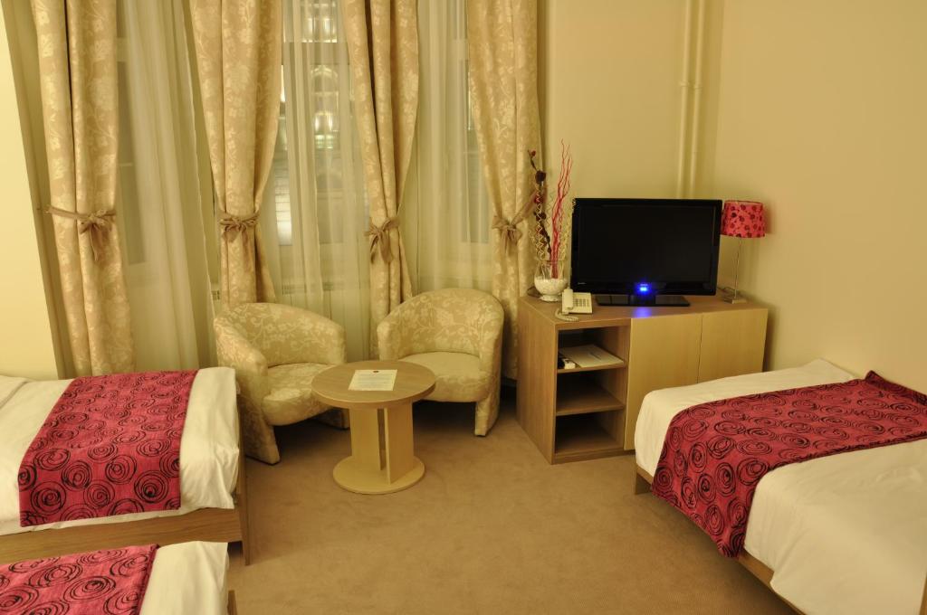 TV a/nebo společenská místnost v ubytování Apartments Legacy