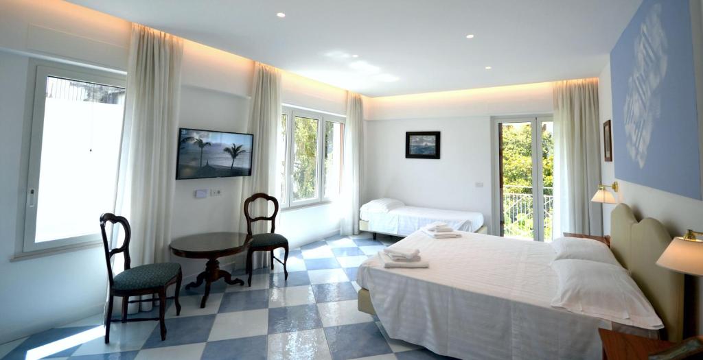 - une chambre avec un lit, une table et des chaises dans l'établissement Maison Tonina Sorrento Coast, à Sant'Agnello