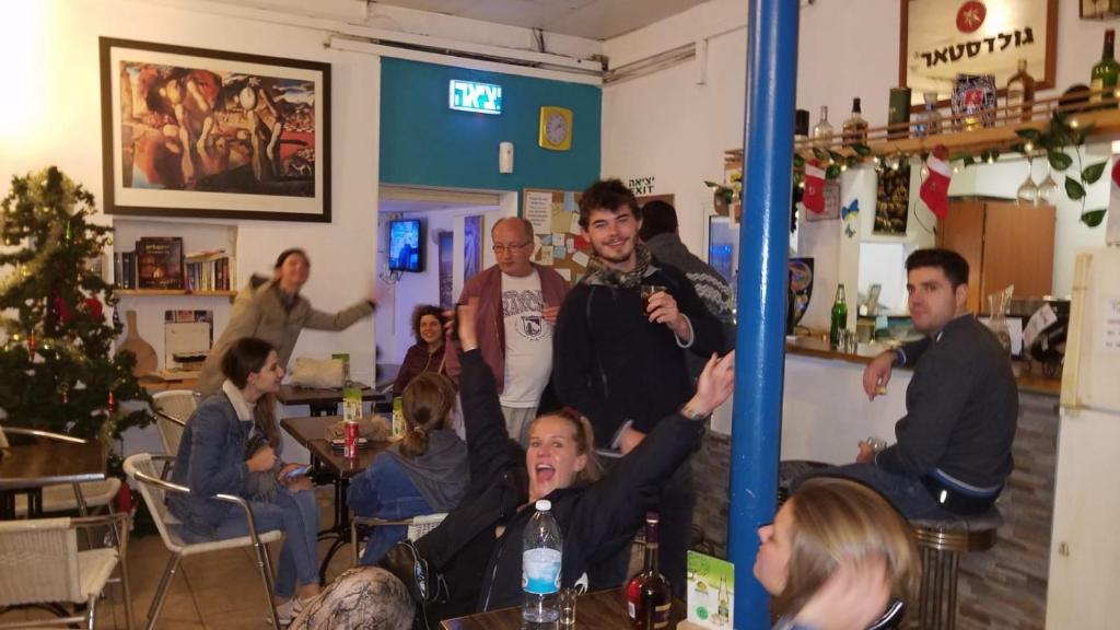 un grupo de personas sentadas en una habitación en Momo's Hostel en Tel Aviv