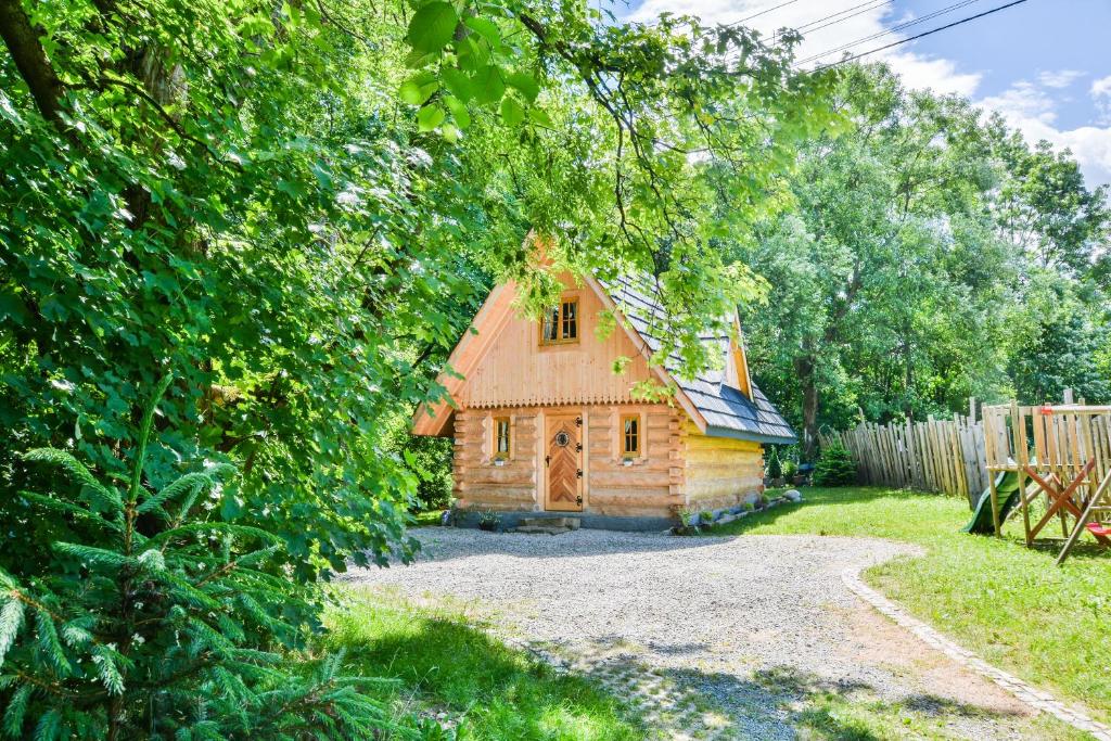 ザコパネにあるTatryTop Domek Parzenicaの庭中小木造家屋
