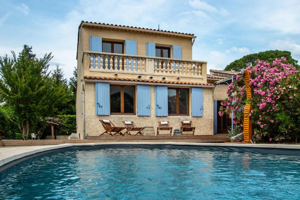 リル・シュル・ラ・ソルギュにあるVilla in Provence with private poolのヴィラ(家の前にスイミングプール付)