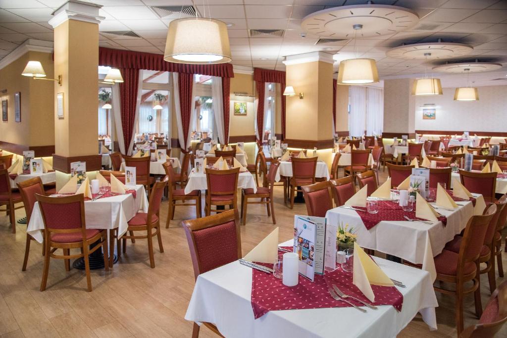 Reštaurácia alebo iné gastronomické zariadenie v ubytovaní Palace Hotel Hévíz
