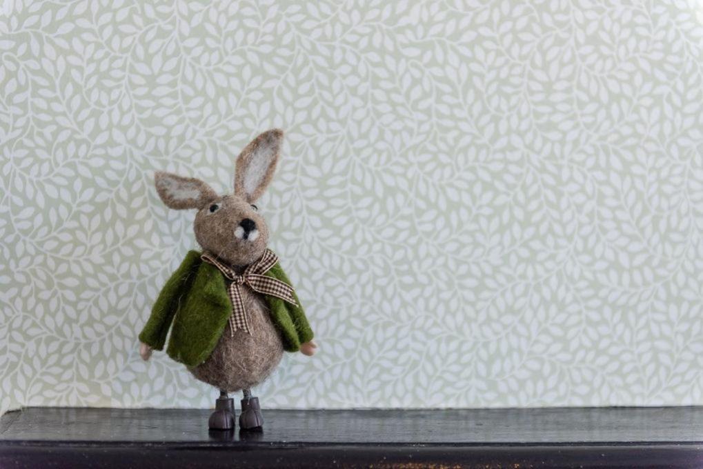 una pequeña estatuilla de un conejo con una corbata de moño en Shrewsbury Fields en Shifnal