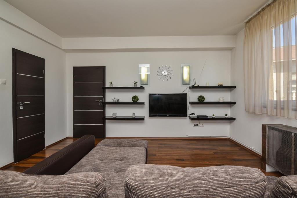 Televízia a/alebo spoločenská miestnosť v ubytovaní Castle Apartment With Panoramic Balcony