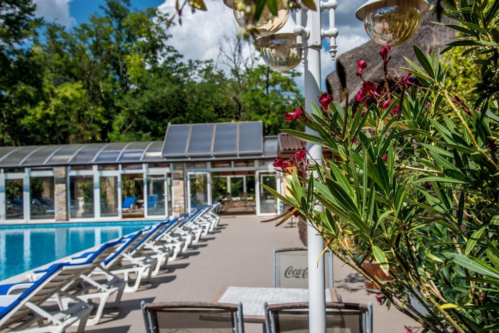 Bazén v ubytování Nyerges Hotel Termál Superior nebo v jeho okolí