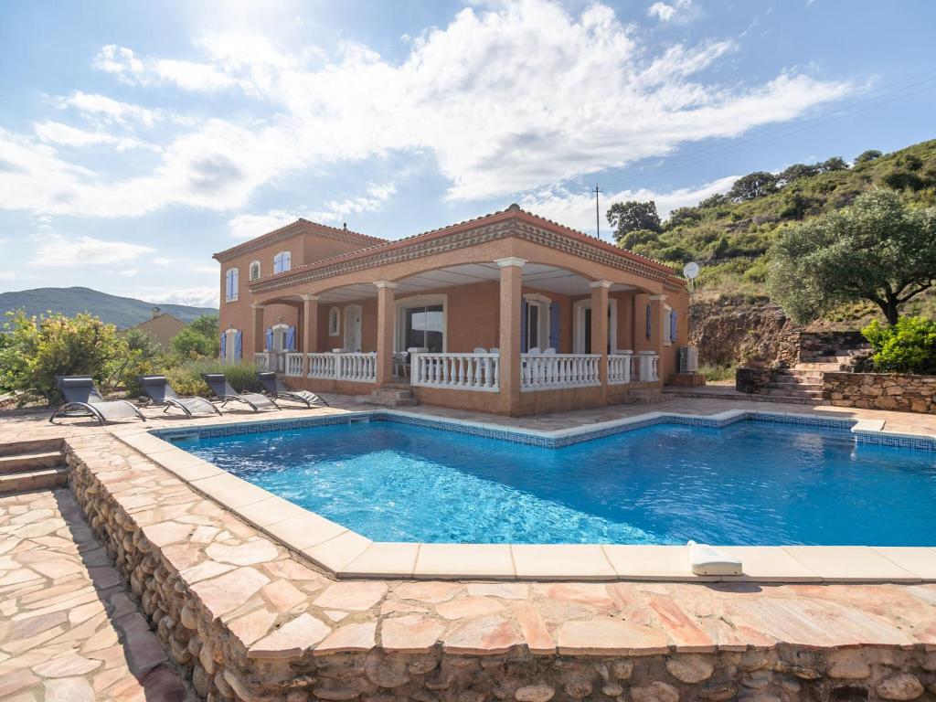 een villa met een zwembad voor een huis bij Beautiful villa with private pool in Roquebrun in Roquebrun