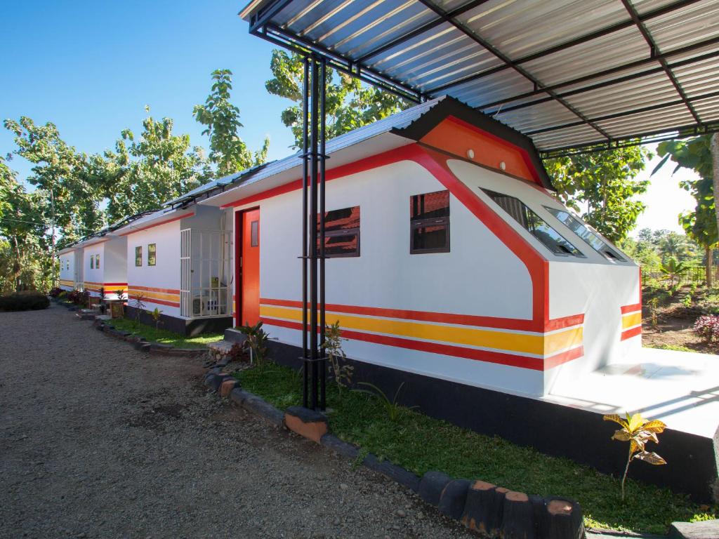 eine Reihe von Mobilheimen unter einem Schuppen in der Unterkunft RedDoorz near Banyuwangi Kota Train Station in Banyuwangi