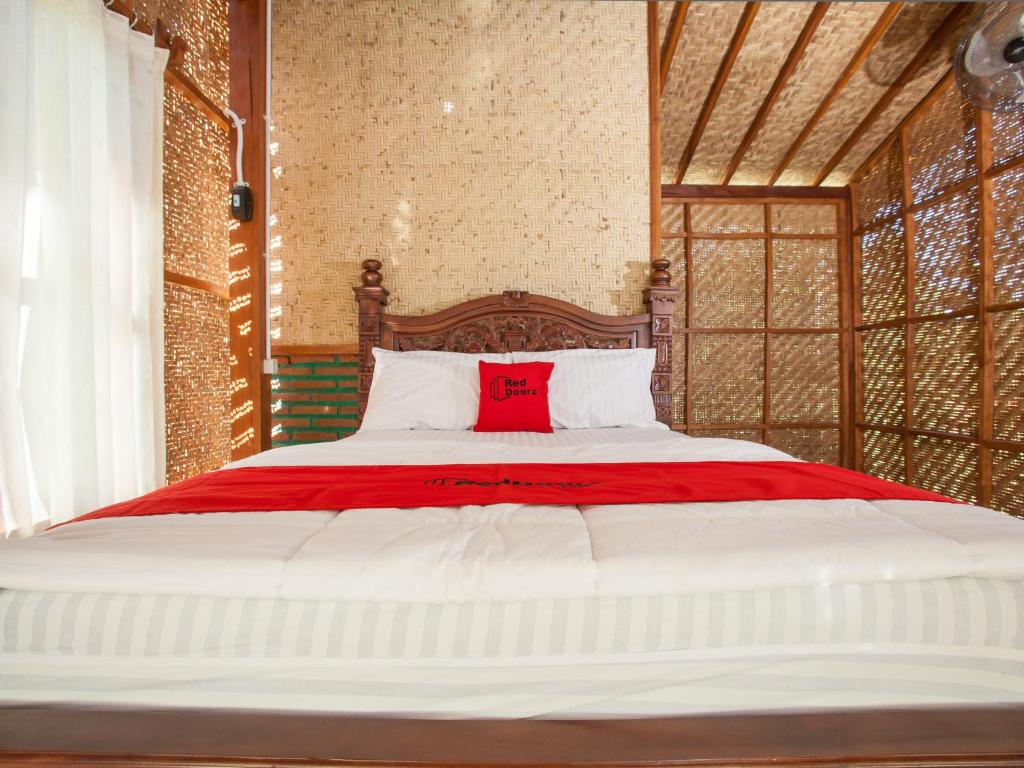 RedDoorz near Banyuwangi Kota Train Station - Double Room