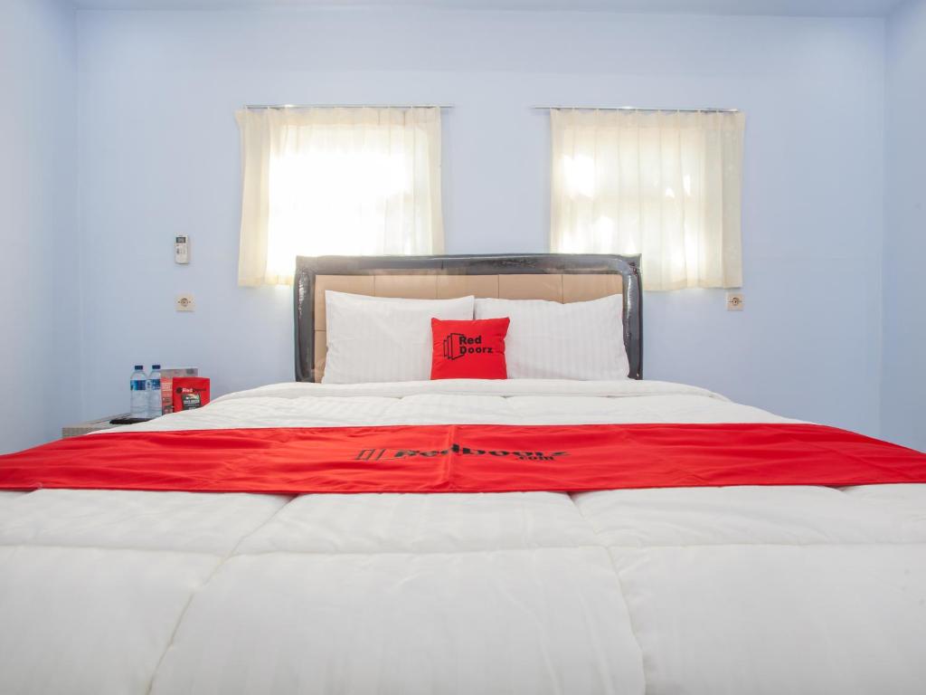 RedDoorz near Banyuwangi Kota Train Station - Family Room