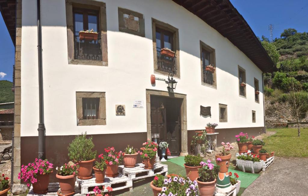 A garden outside Hotel Rural Palacio de Galceran