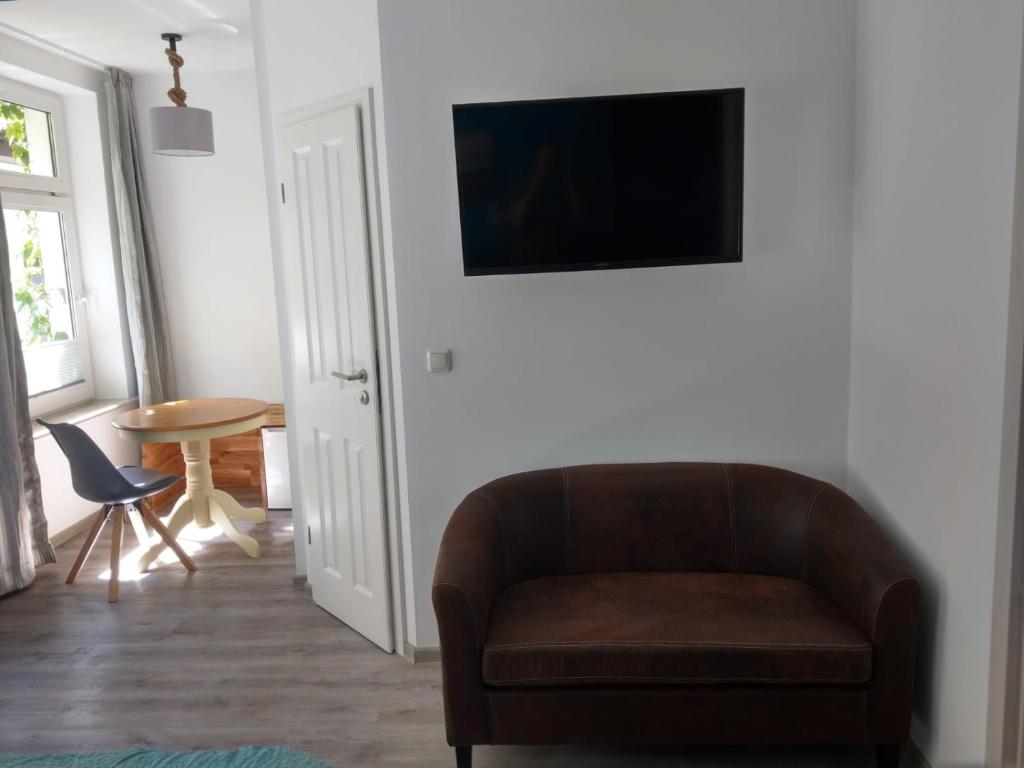 TV a/nebo společenská místnost v ubytování Gästehaus Twee Linden