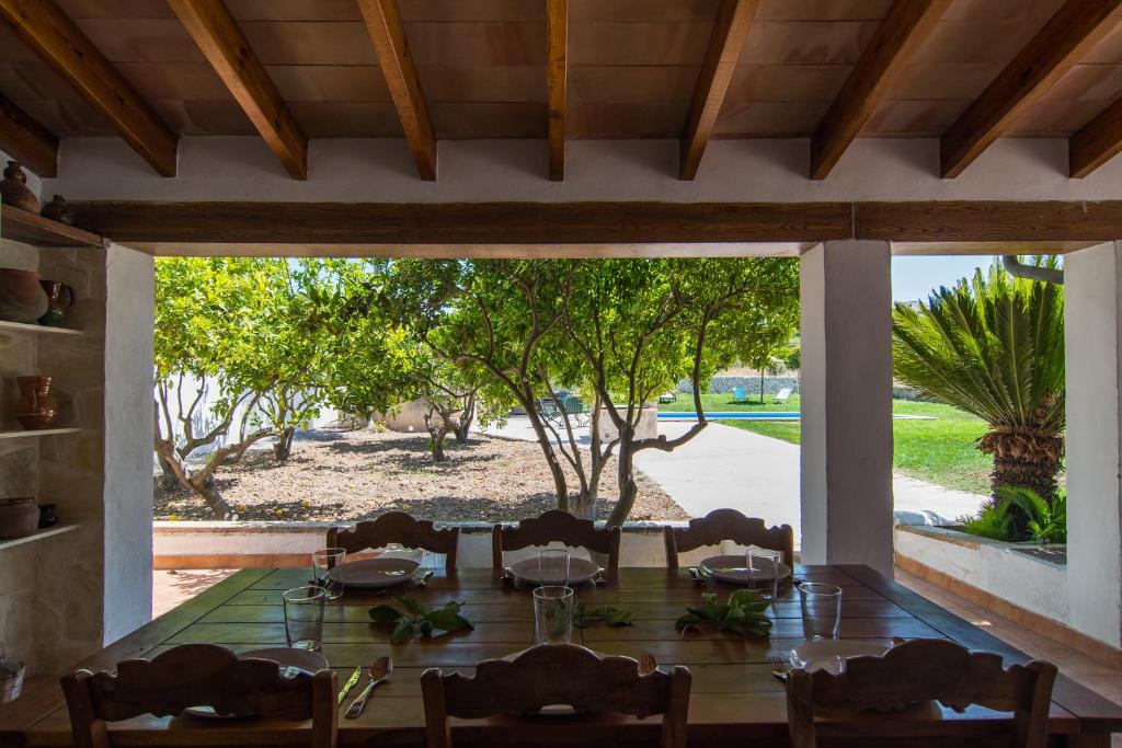 une salle à manger avec une table et une grande fenêtre dans l'établissement Villa Valls, à Montuiri