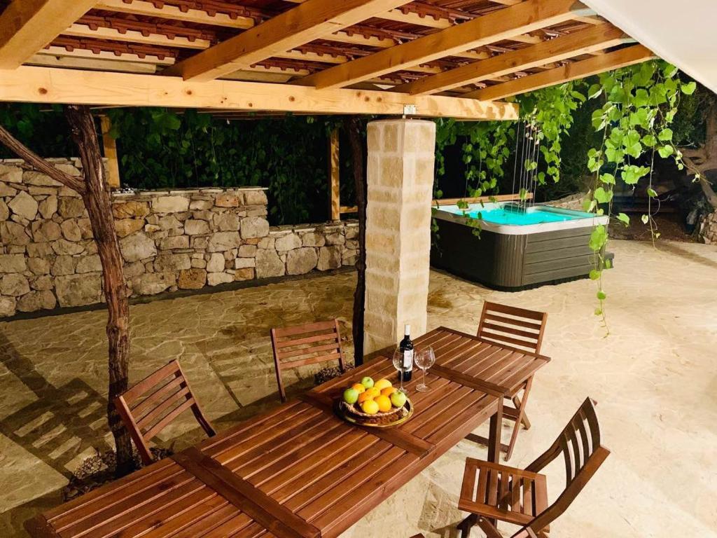 Bazén v ubytování Summer house Villa Margarita nebo v jeho okolí
