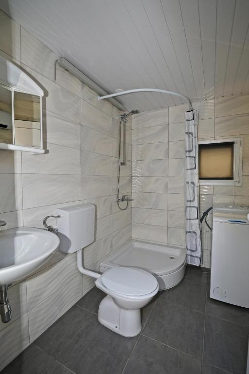 Kúpeľňa v ubytovaní Manora guest pool house Sucuraj