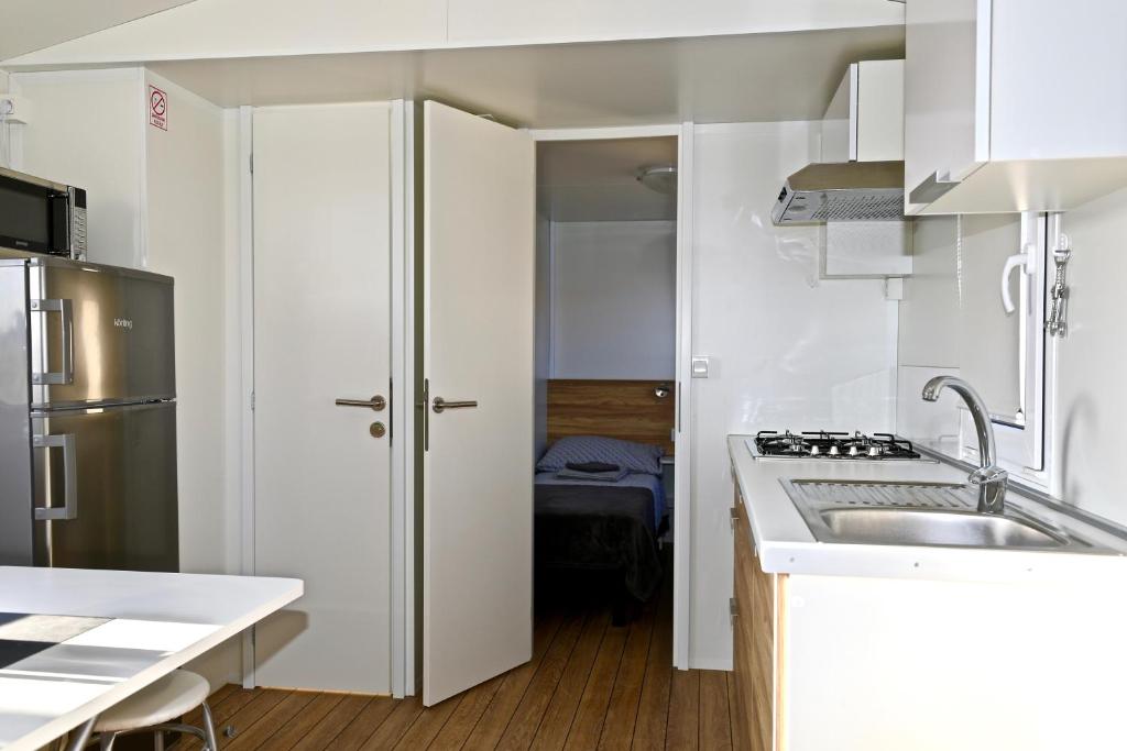 Kuchyňa alebo kuchynka v ubytovaní Manora guest pool house Sucuraj