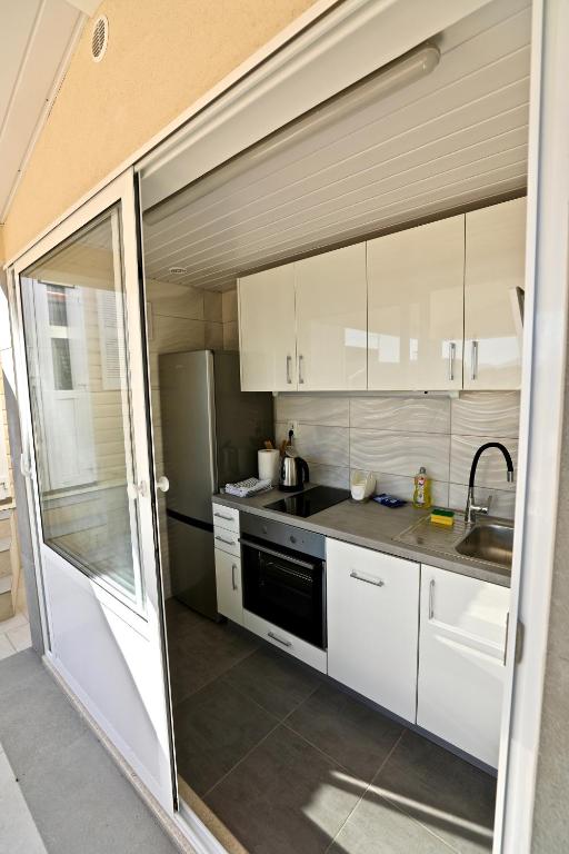 Kuchyňa alebo kuchynka v ubytovaní Manora guest pool house Sucuraj
