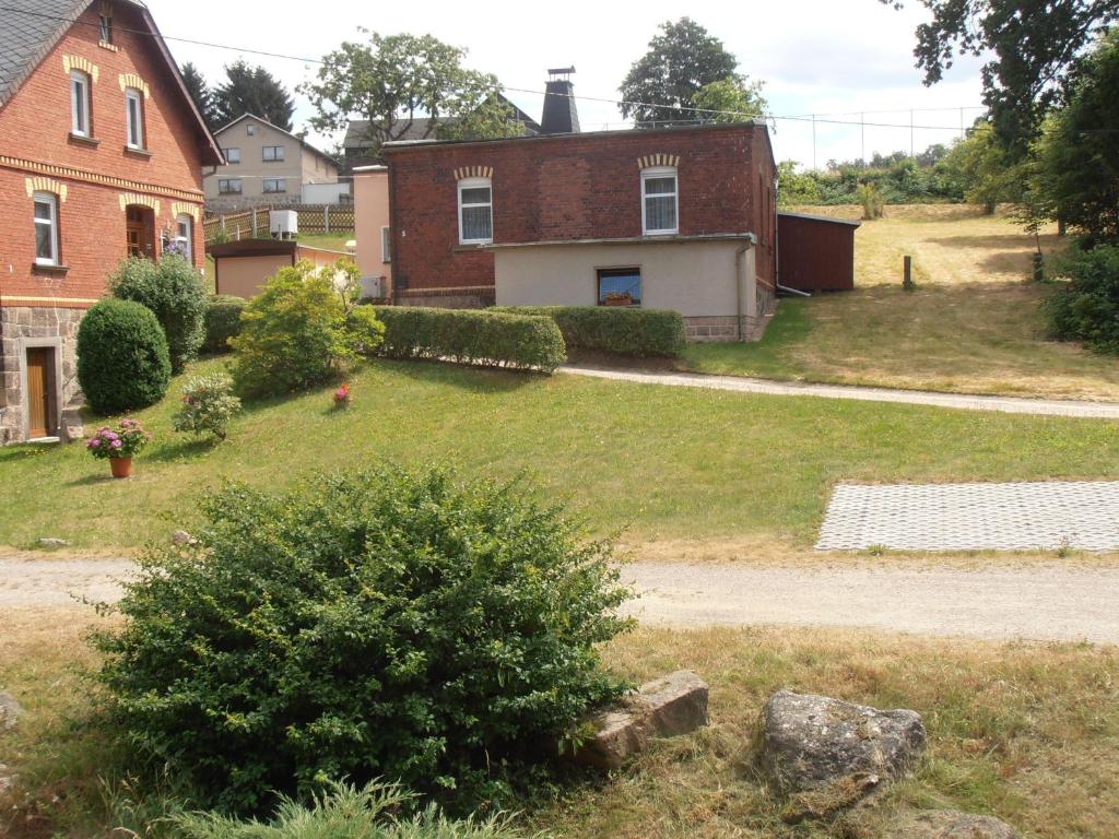 ein Haus auf einem Hügel mit einem Hof in der Unterkunft Ferienwohnung Mitreuter in Wildenau