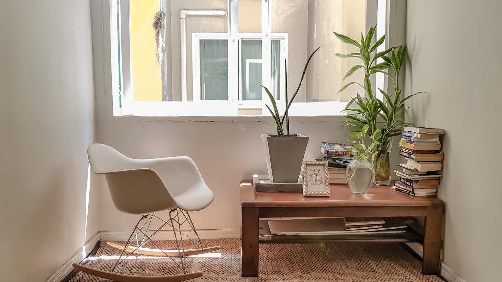 a room with a table and a chair and a table and a chair at Cooper in Bangkok