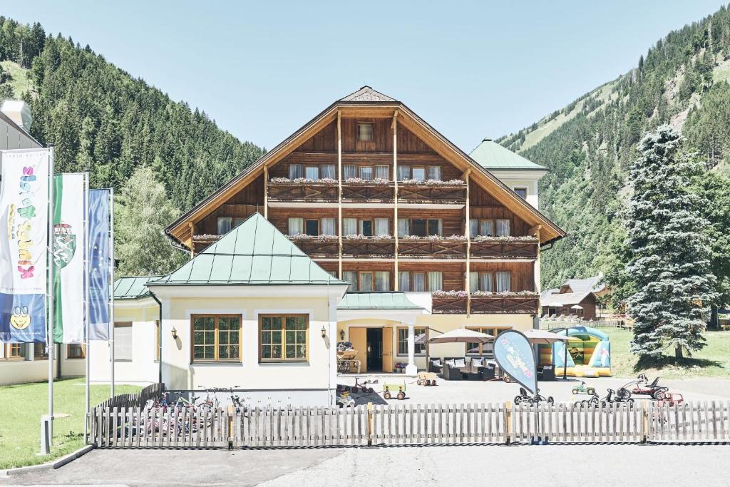 Nespecifikovaný výhled na hory nebo výhled na hory při pohledu z hotelu