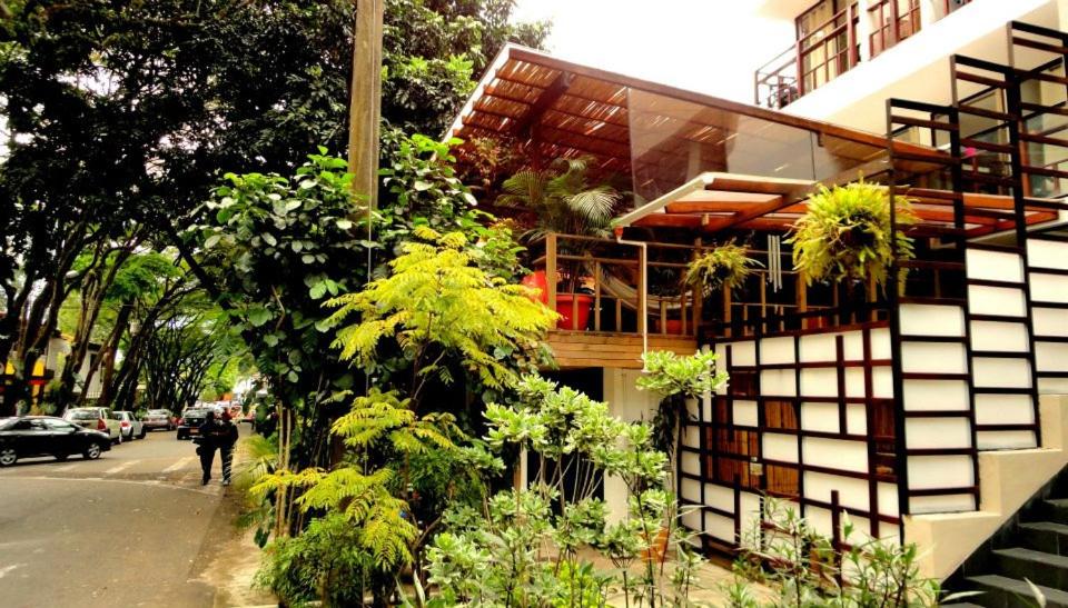 un bâtiment avec des plantes sur son côté dans l'établissement Casa Kiwi Hostel, à Medellín