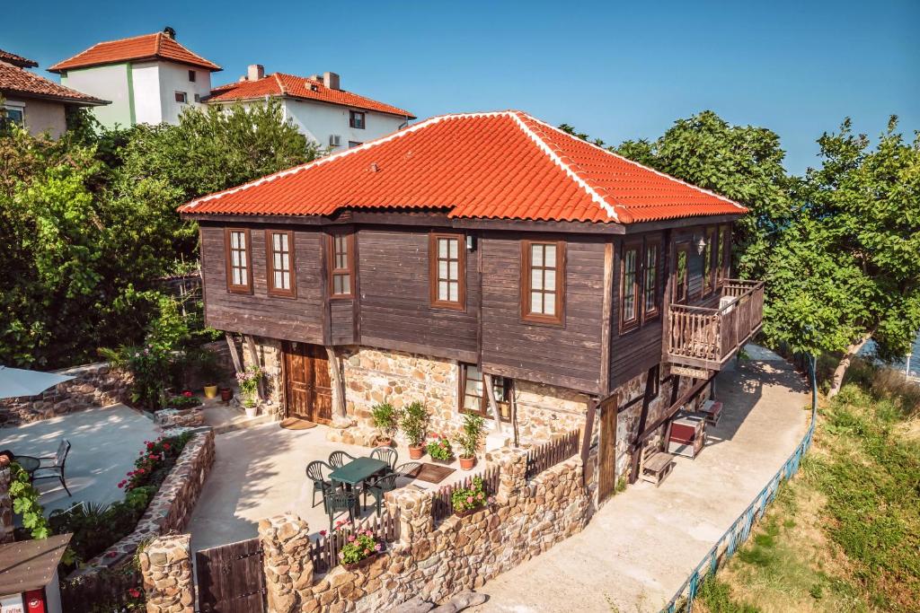 uma vista aérea de uma casa com um telhado laranja em The Greek House em Ahtopol