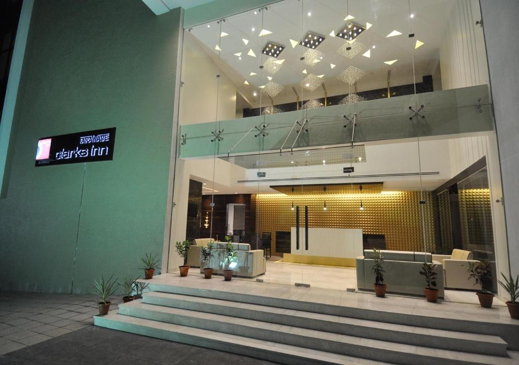 um lobby de um prédio com escadas em frente em Tarawade Clarks Inn Pune em Pune