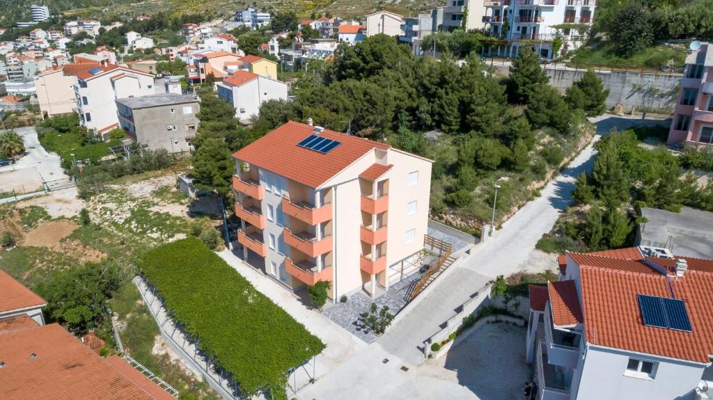 uma vista aérea de um edifício com painéis solares no telhado em Apartmani "Grgic" em Omiš