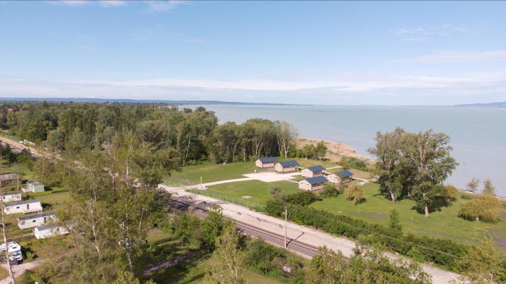 uma vista aérea de uma casa e da água em Napsugár Club és Panzió em Fonyód