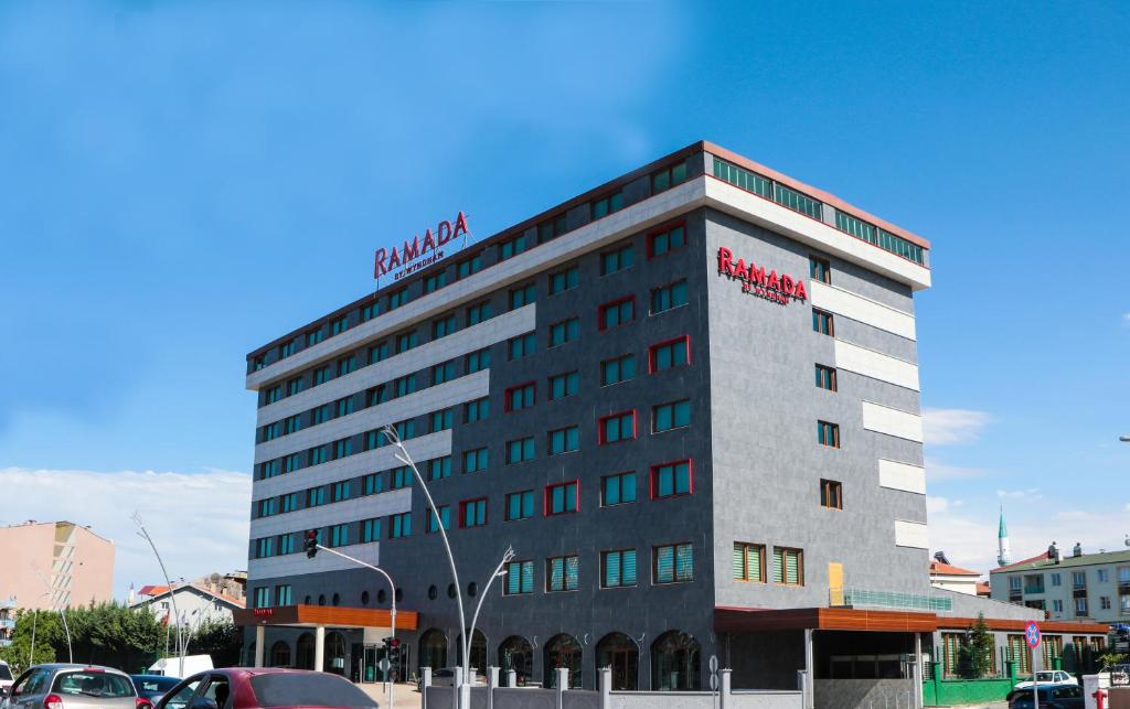 un edificio de hotel con un cartel encima en Ramada Usak, en Uşak