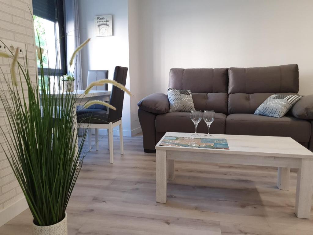 sala de estar con sofá y mesa de centro en Apartamentos Aranda - La Villa, en Aranda de Duero